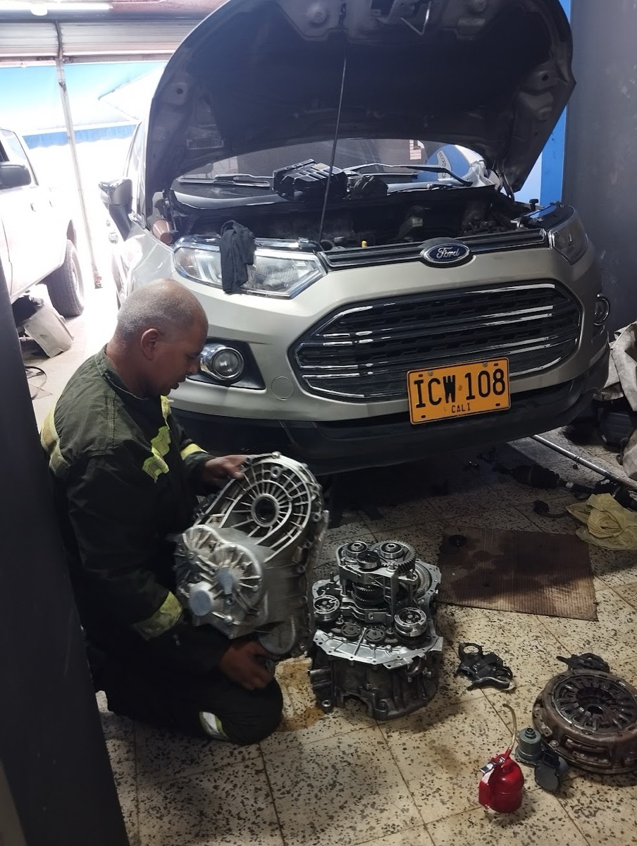 Reparación de transmisión en Ford en el taller